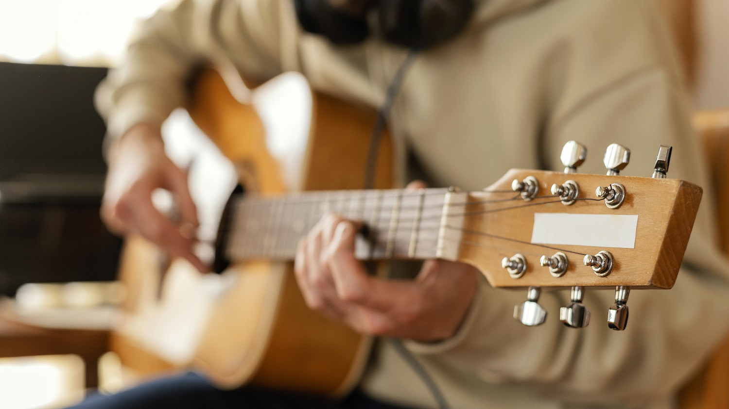 compositeur arrangeur rhone-alpes-chanson personnalisee auvergne rhone alpes-sound design-mixage france-creation de musique-musique de mariage rhone-alpes-stage de guitare vienne