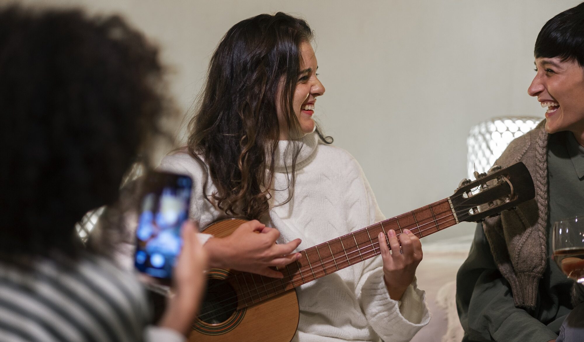 compositeur arrangeur rhone-alpes-chanson personnalisee auvergne rhone alpes-sound design-mixage france-creation de musique-musique de mariage rhone-alpes-stage de guitare vienne